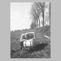 045-0025 Manfred Kumler am Kinderwagen neben der Strasse nach Allenburg 1944. Im Hintergrund die Dachgiebel vom Anwesen Goldbaum .jpg